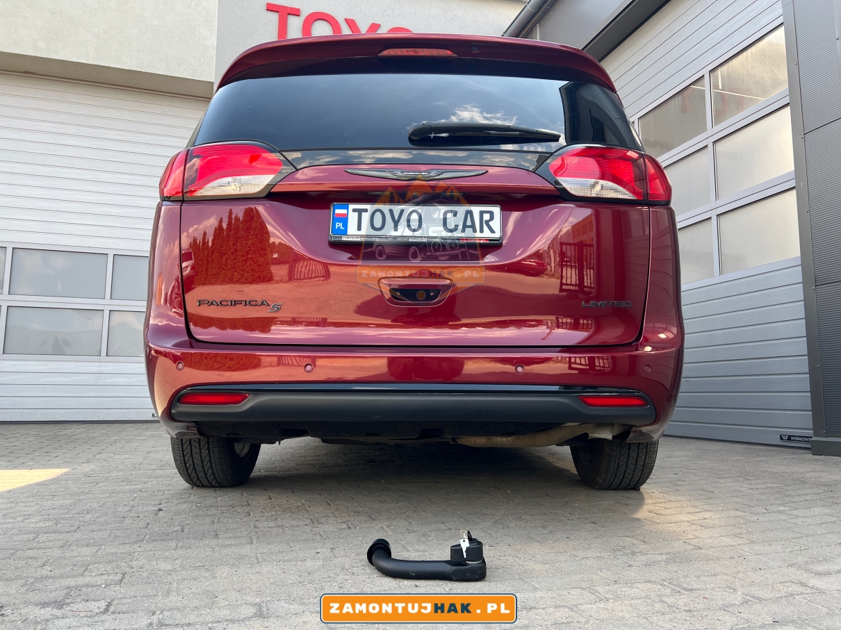 na zdjeciu samochod chrysler pacifica z wypieta kula haka holowniczego europejskiego